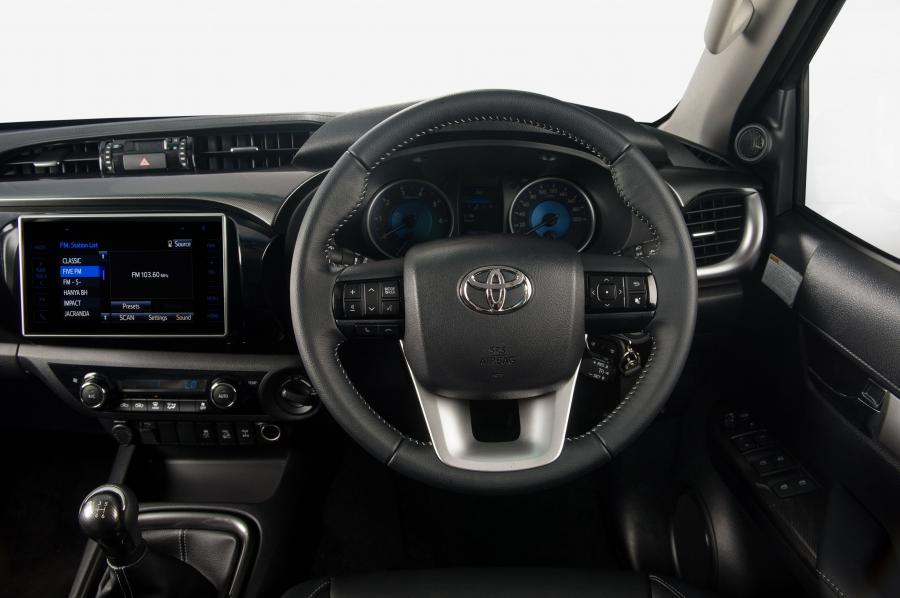 Торпедо Toyota Hilux 4x4 Raider Double Cab Black 2017 года  (ZA) (фото 8 из 17)